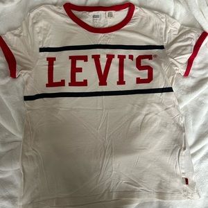 Levi’s Women’s T-shirt Size Medium, like new condition!